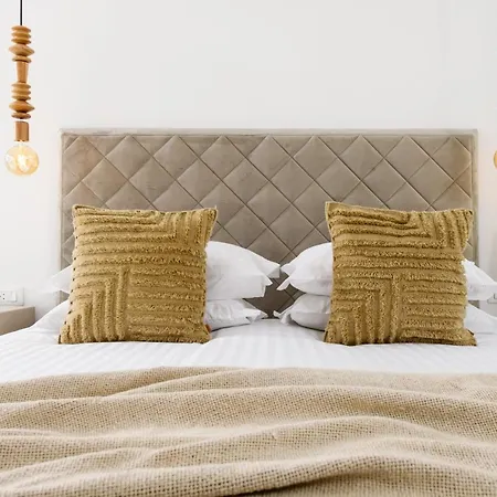 Gallery Luxury Suites & Rooms-Only Adults Split