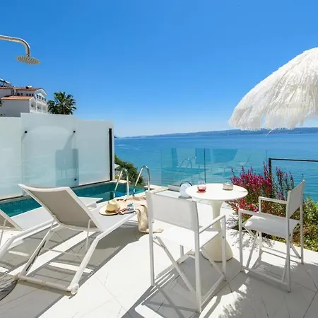 Gallery Luxury Suites & Rooms-Only Adults Split