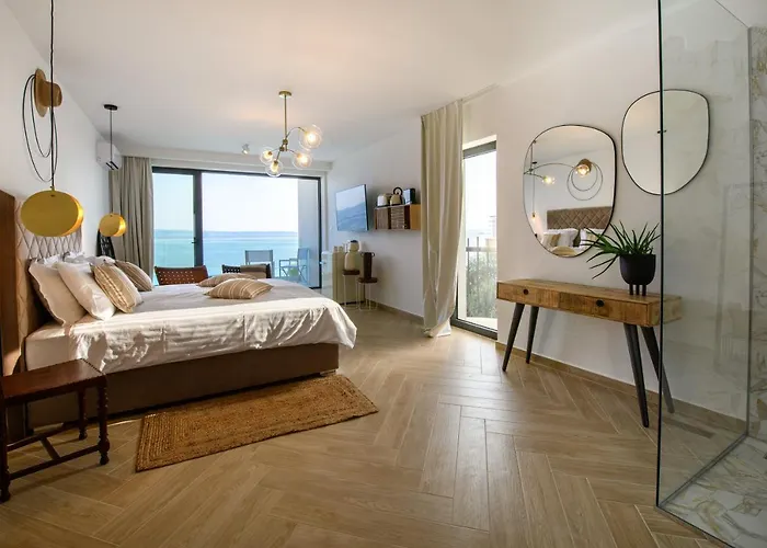 Gallery Luxury Suites & Rooms-Only Adults * Split