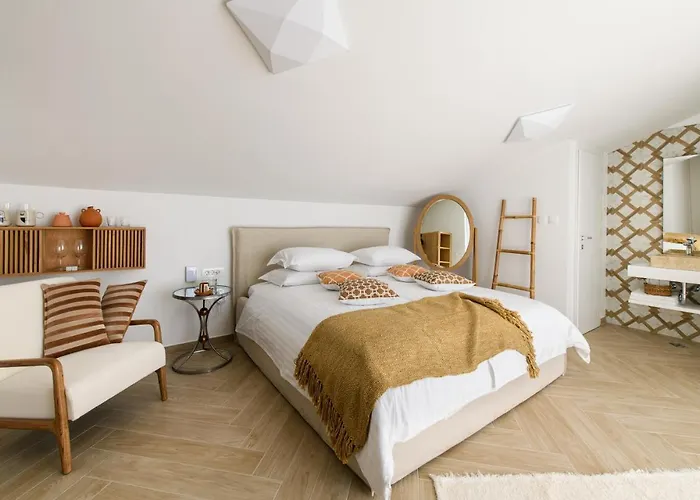 Gallery Luxury Suites & Rooms-Only Adults Split