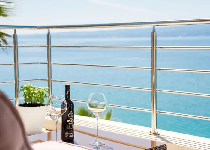 Gallery Luxury Suites & Rooms-Only Adults Split