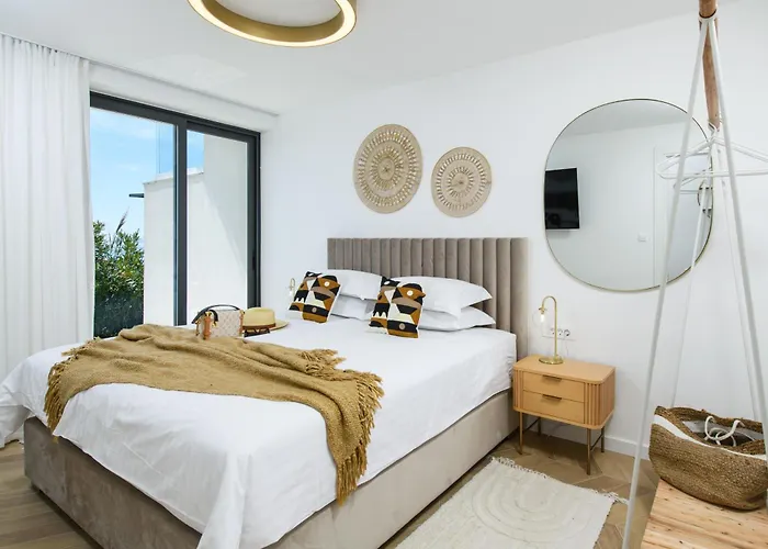 Gallery Luxury Suites & Rooms-Only Adults Split