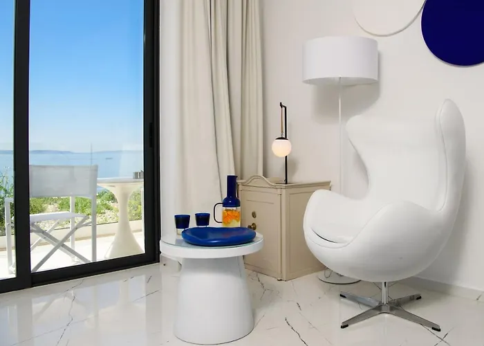 Gallery Luxury Suites & Rooms-Only Adults Split