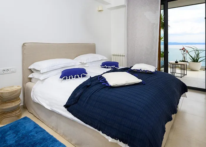 Gallery Luxury Suites & Rooms-Only Adults Split