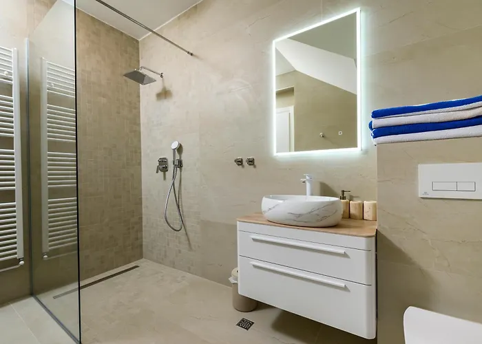 Gallery Luxury Suites & Rooms-Only Adults Apartment Split